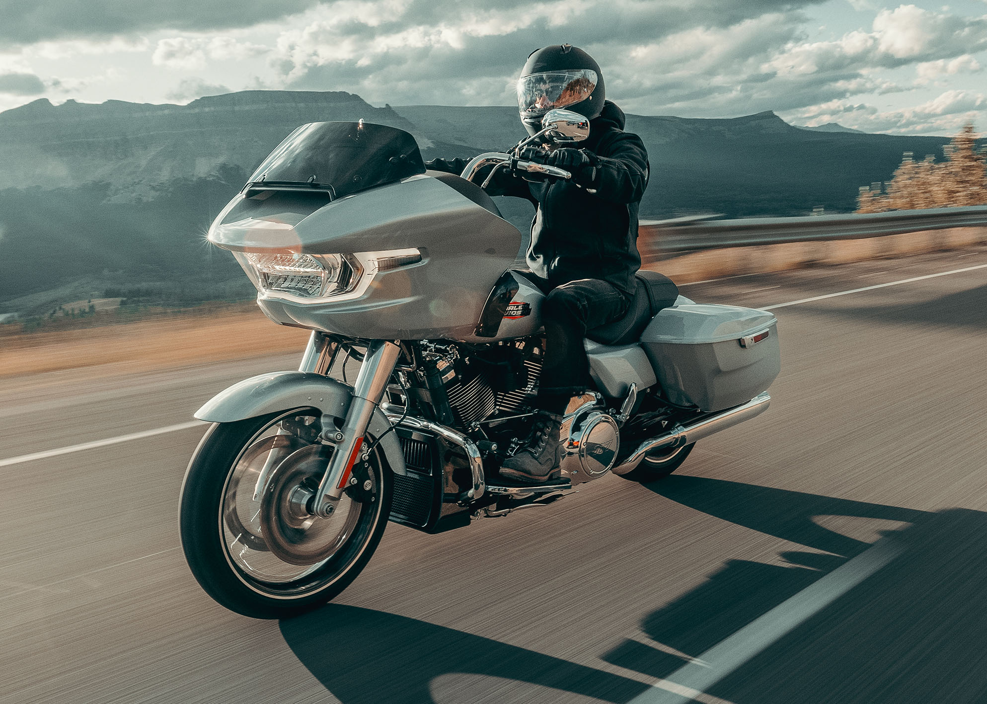 2025 Harley-Davidson Road Glide İncelemesi: Kıtaları Deviren Amerikan Bagger Efsanesi