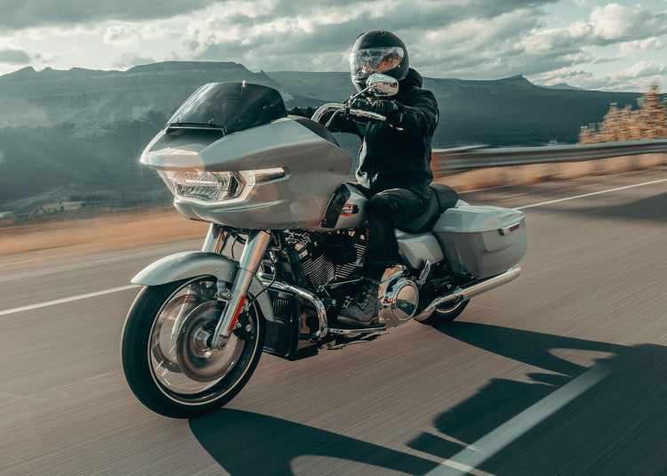 2025 Harley-Davidson Road Glide İncelemesi: Kıtaları Deviren Amerikan Bagger Efsanesi