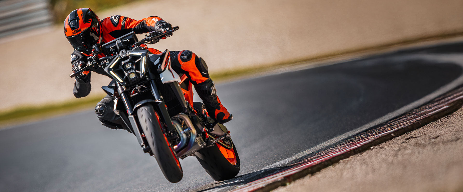 2026 KTM 990 Duke R İncelemesi: Keskinleşen Karakter ve Safkan Sokak Performansı