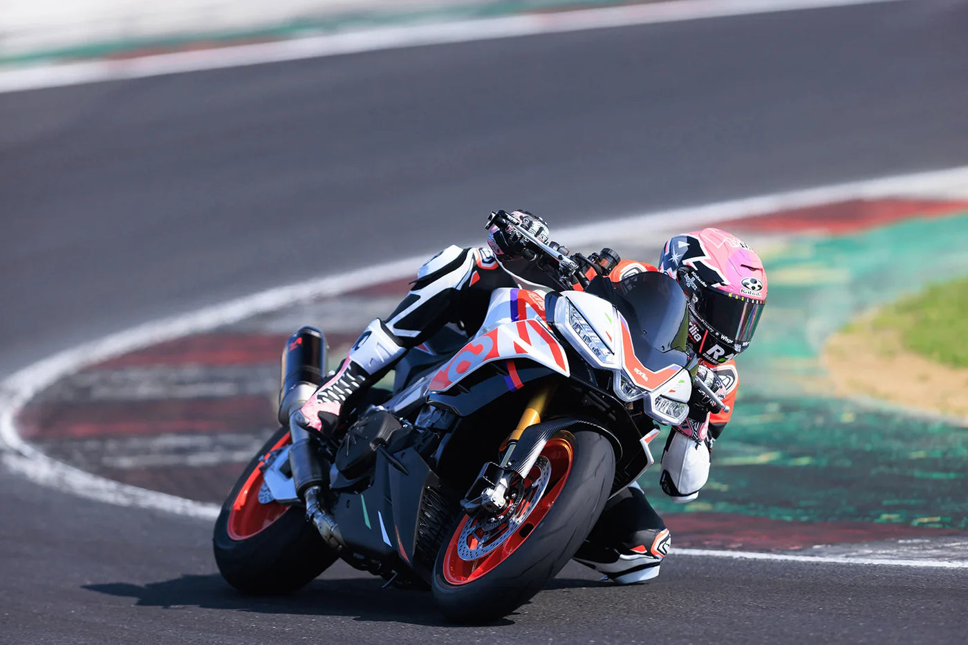 2026 Aprilia Tuono V4 Factory İncelemesi: Hiper-Naked Sınıfının Değişmeyen Referans Noktası